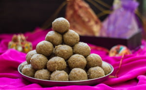 Close-up of sesame seeds sticking to the laddus