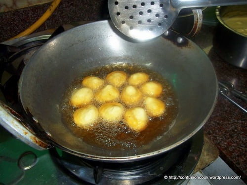 Mangodis frying in hot oil until golden brown