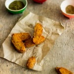 Crispy Kalmi Vada served with green chutney on a plate