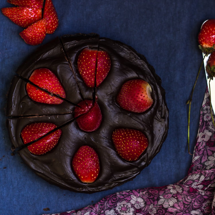 Elegant no-bake tart with smooth chocolate filling and vibrant strawberries on top