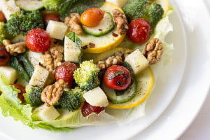 Best romaine lettuce salad with vegetables and dressing