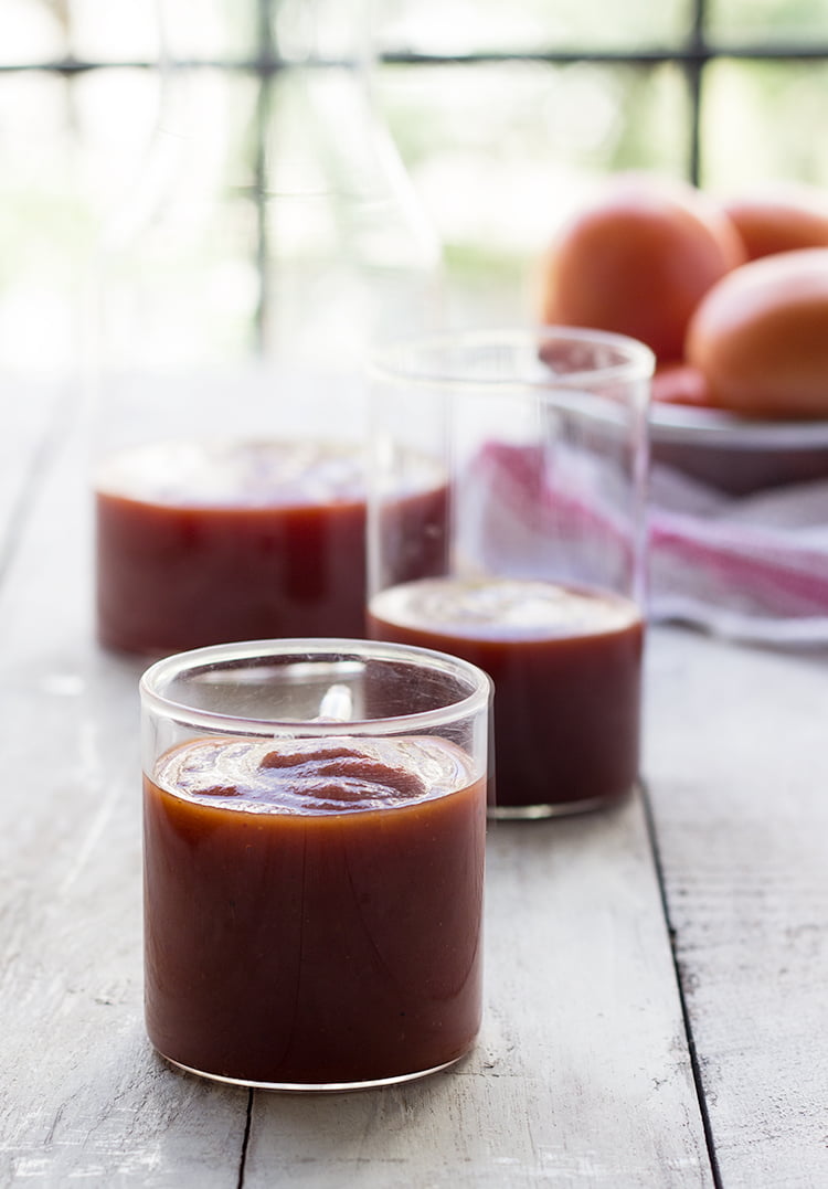 Side view of thick and glossy tomato sauce