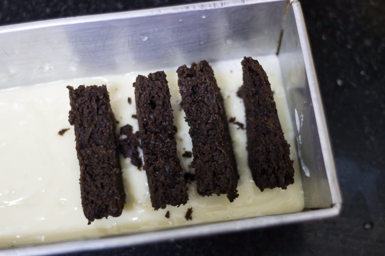 Close-up of the butterfly design detail in the middle of the cake