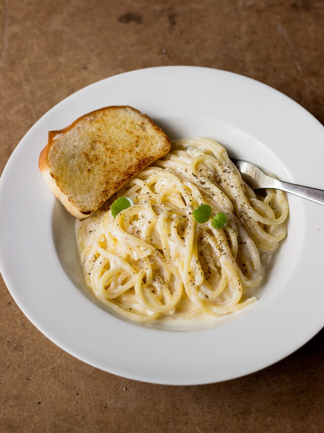 Close-up of cheese pasta with smooth and glossy sauce