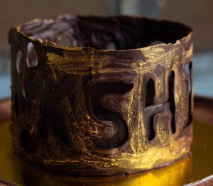 Close-up of the chocolate collar wrapped around the cake's sides