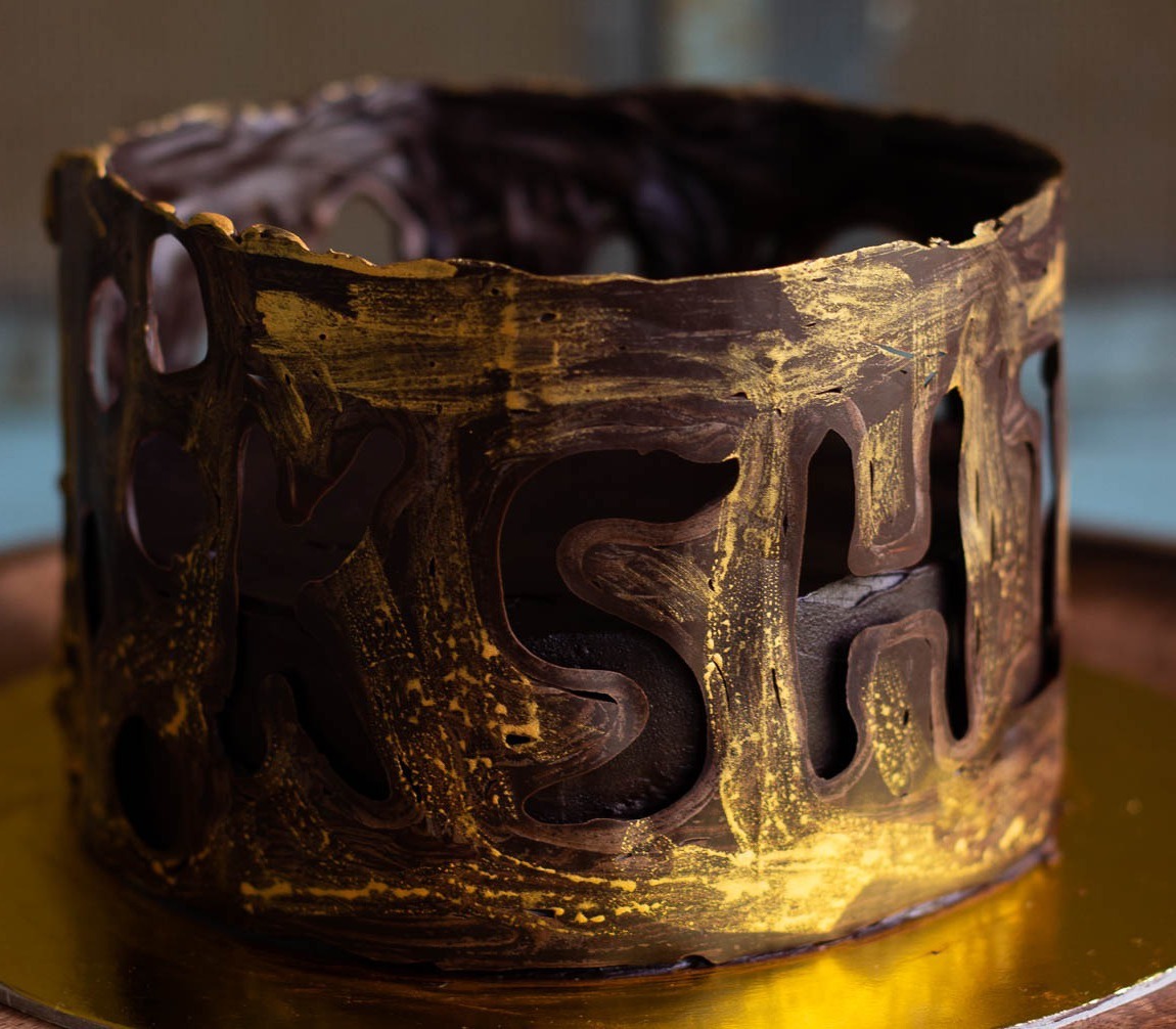 Close-up of the chocolate collar wrapped around the cake's sides