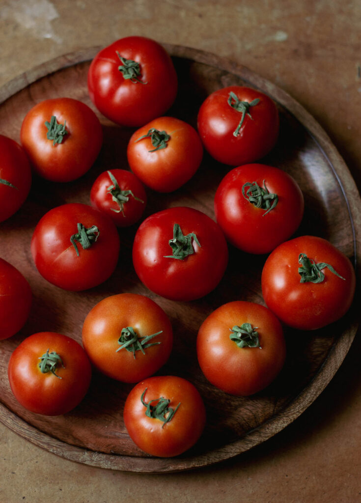 Close-up view of sliced tomoatoes