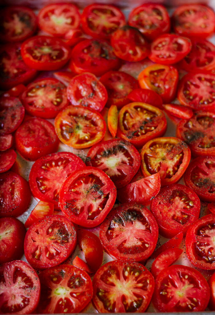 Sliced tomatoes seasoned with the herbs and black peppar